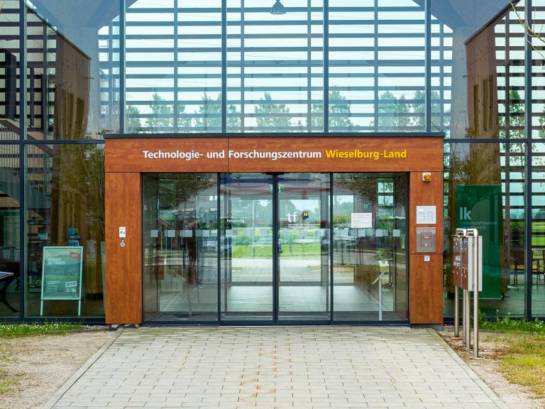 Eingang mit Glasfassade und Schriftzug Technologie- und Forschungszentrum  Wieselburg-Land