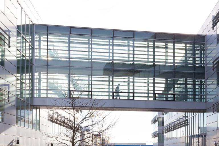 Verbindende Glasbrücke beim Technologie- und Forschungszentrum Wiener Neustadt