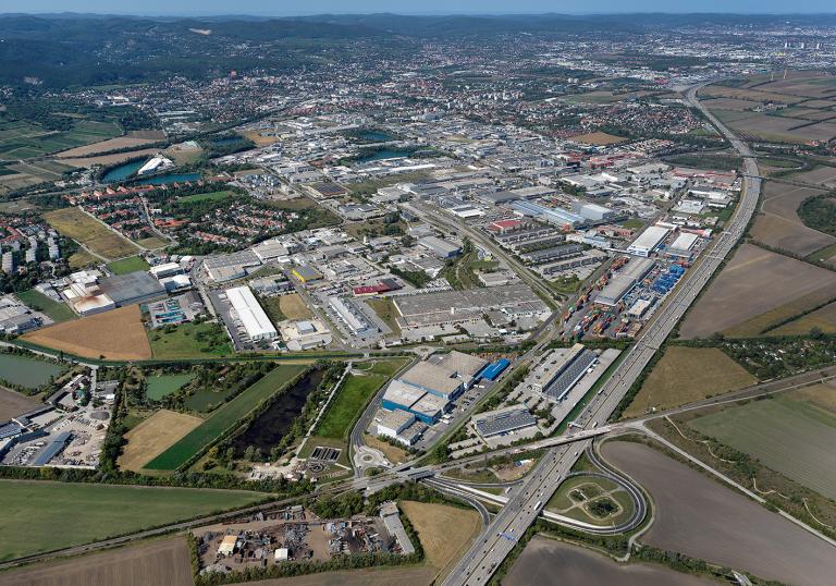 Luftbild von großen Wirtschaftspark IZ NÖ-Süd