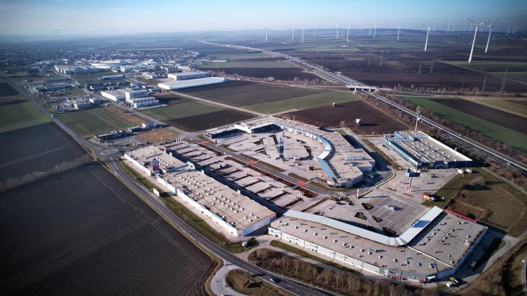 Luftbild Wirtschaftspark Wolkersdorf mit Shopping Bruck