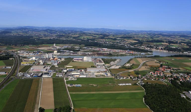 Luftbild mit Ennshafen, Wirtschaftspark und Donaulauf