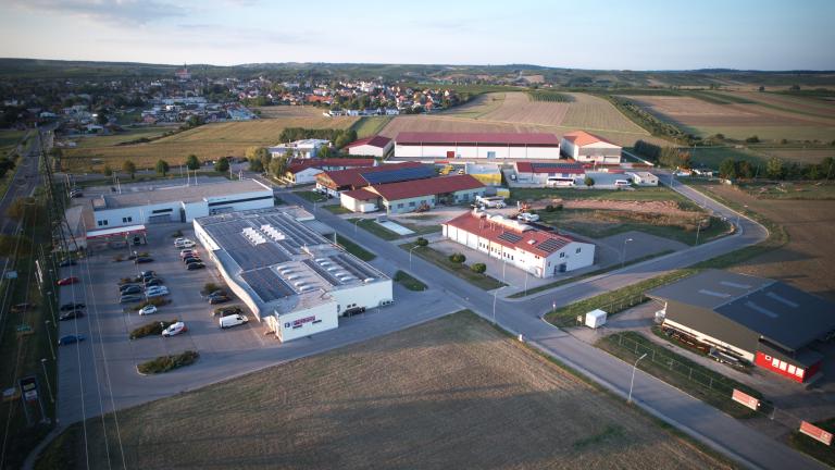 Drohnenfoto vom Wirtschaftspark Poysdorf mit Firmengebäuden