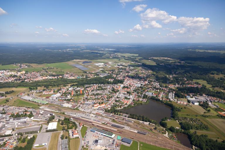 Luftbild der Stadt Gmünd mit Bahnhof und Teich im Vordergrund und Wirtschaftspark im Hintergrund