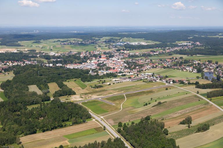 Luftbild Wirtschaftspark Schrems mit Stadt Schrems im Hintergrund