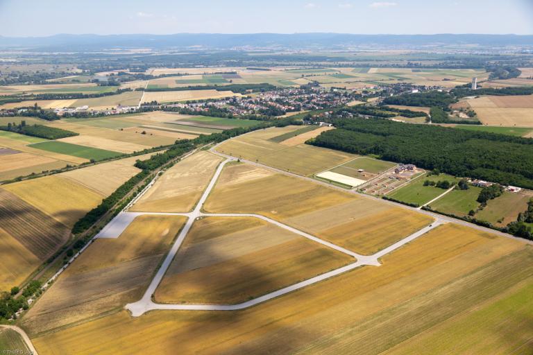Luftbild Wirtschaftspark Marchegg mit umgebenden Feldern und Marchegg-Bahnhofsiedlung