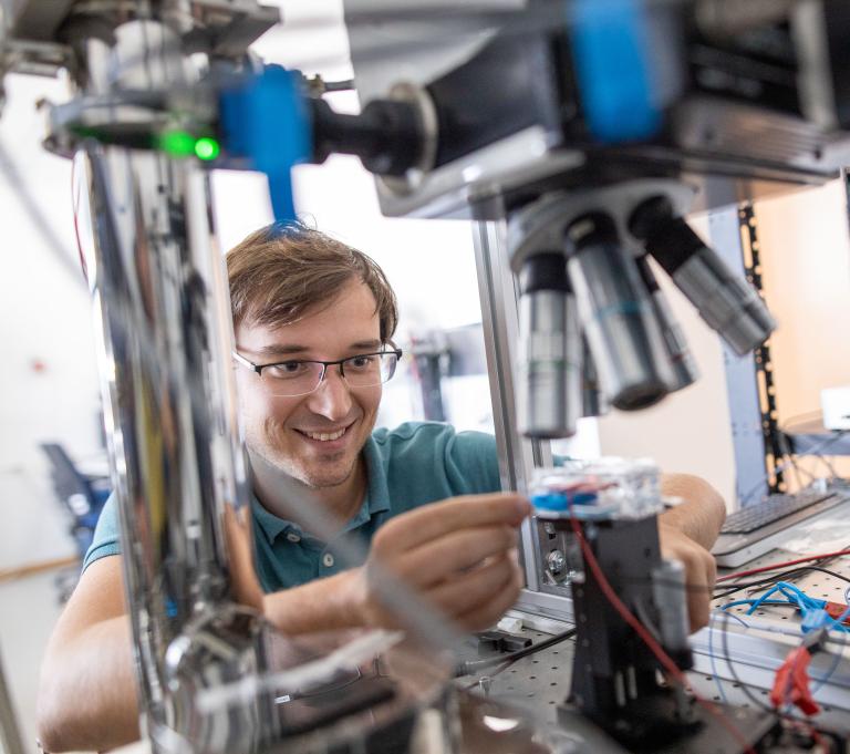 TFZ Wiener Neustadt - Forscher hantiert mit 3D-Drucker