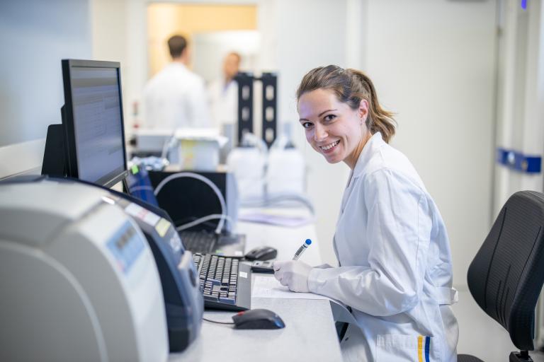 Forschende in den Technologie- und Forschungszentren bei der Arbeit im Labor und vor PC