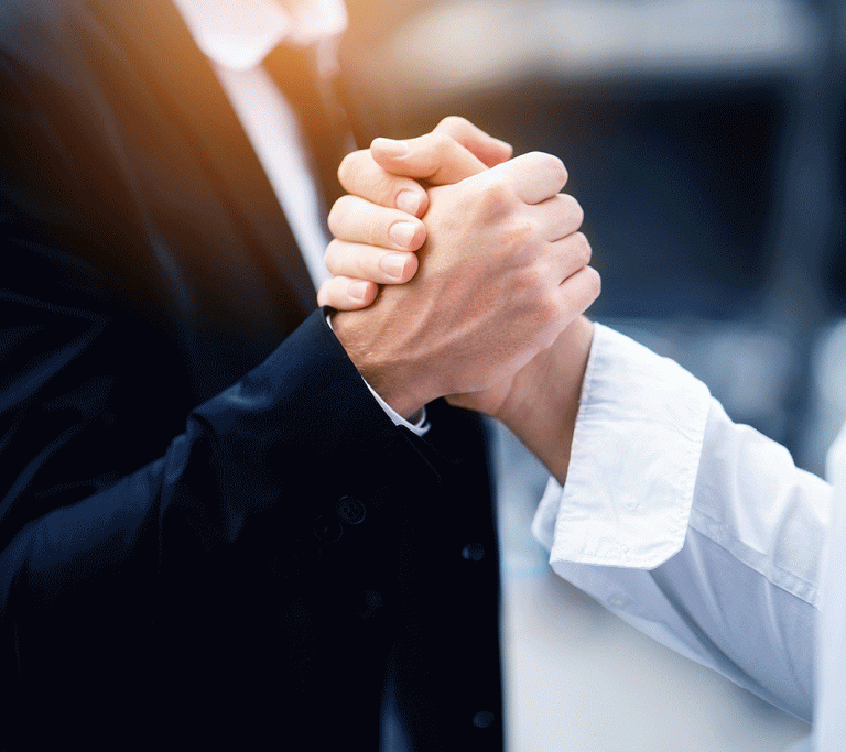 Zwei Männer reichen sich die Hand