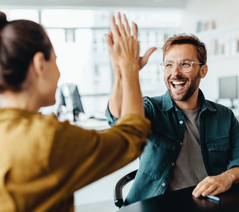 Zwei Personen schlagen ein und bestätigen eine Partnerschaft
