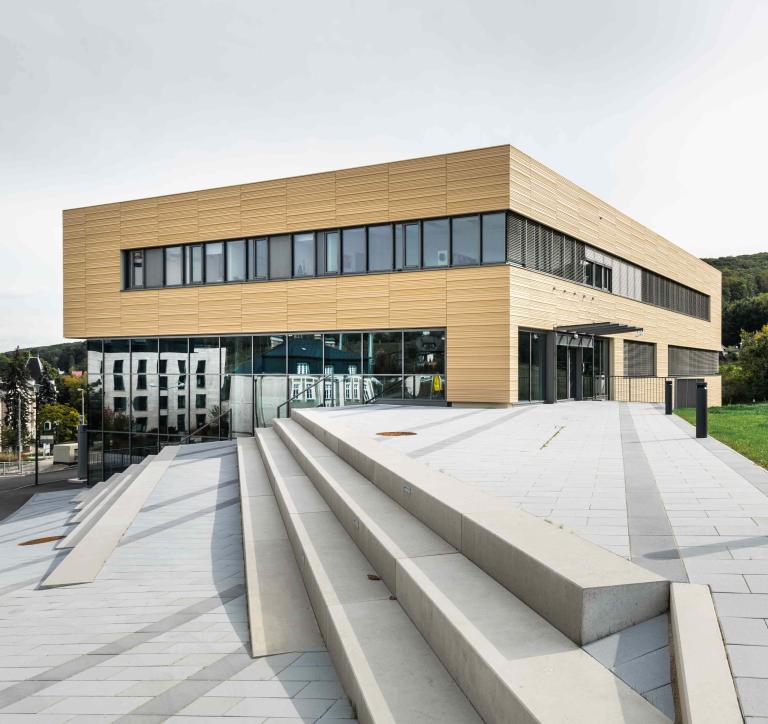 xista Gebäude mit Außenansicht und Stufen - eher hochformatig