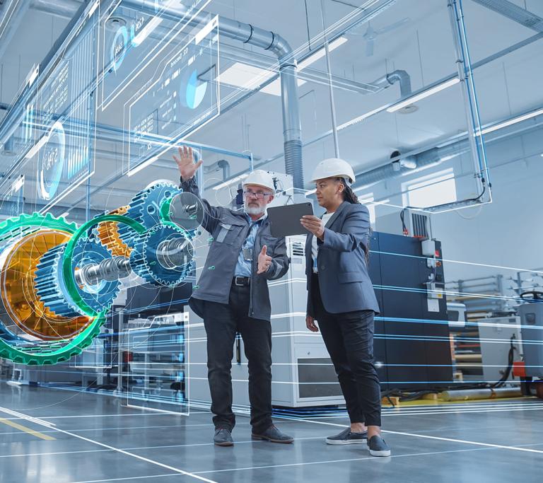 Zwei Personen arbeiten an einem digital visualisierten Werkzeug