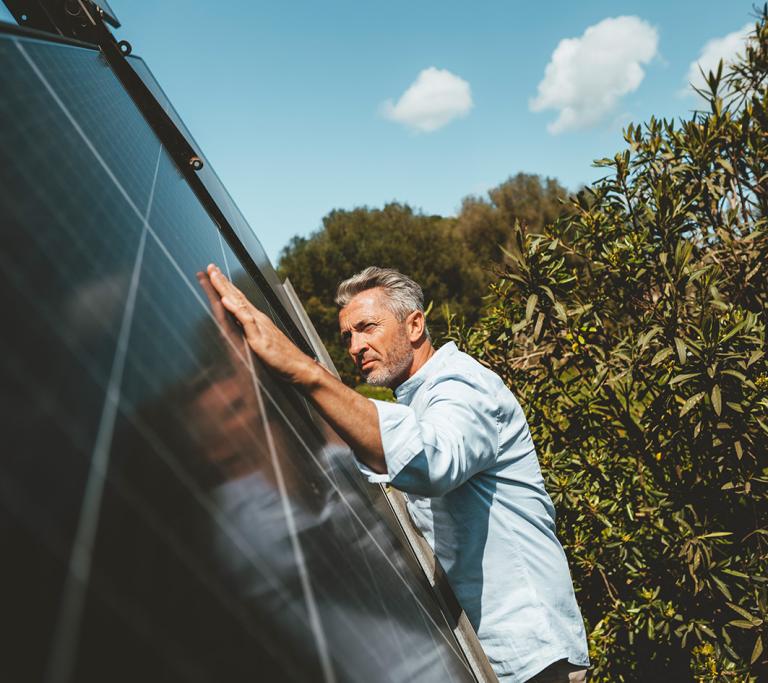 Herr berührt PV Anlage