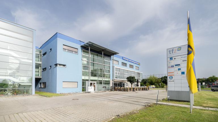 Außenaufnahme TFZ Krems mit Pylone, Fahne und Parkplätzen