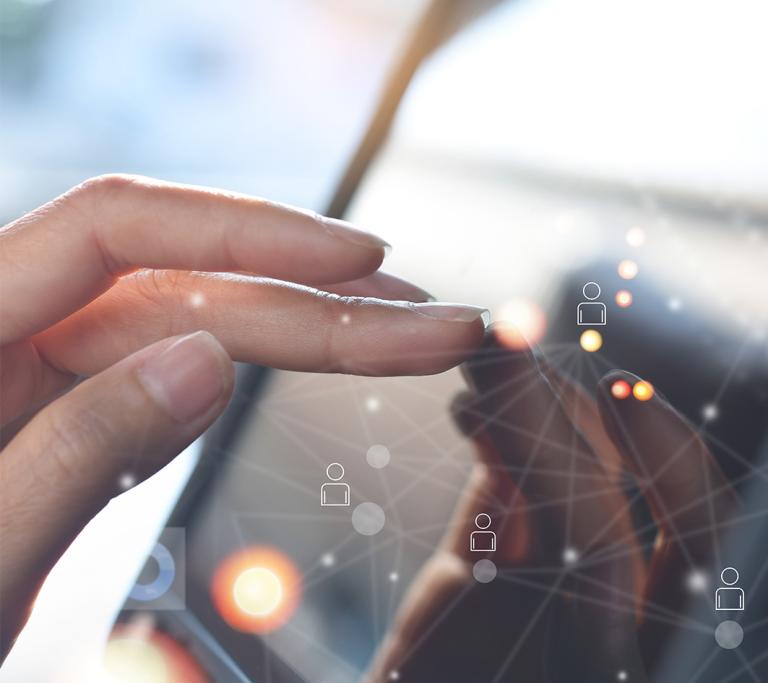 Hände tippen auf IPad welches ein Netzwerk symbolisiert