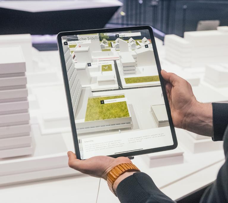 Mann mit IPad in der Hand