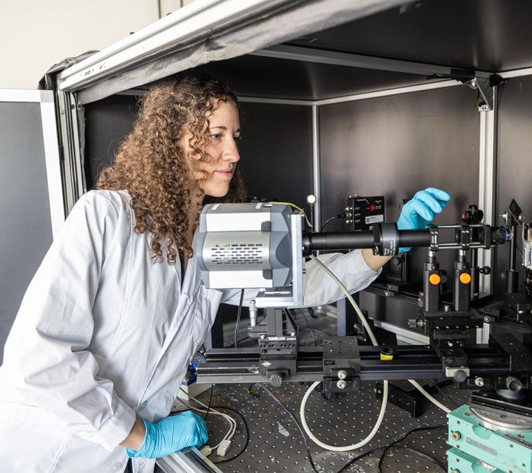 Junge Forscherin arbeitet an Forschungsinstrument