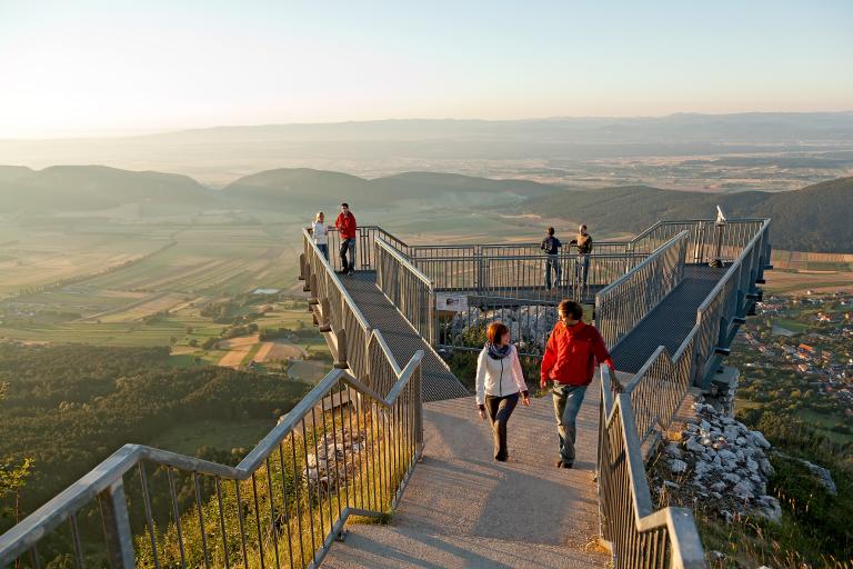 Mherer Ausflügler stehen im Morgenlicht bei Skywalk Plattform auf der Hohen Wand