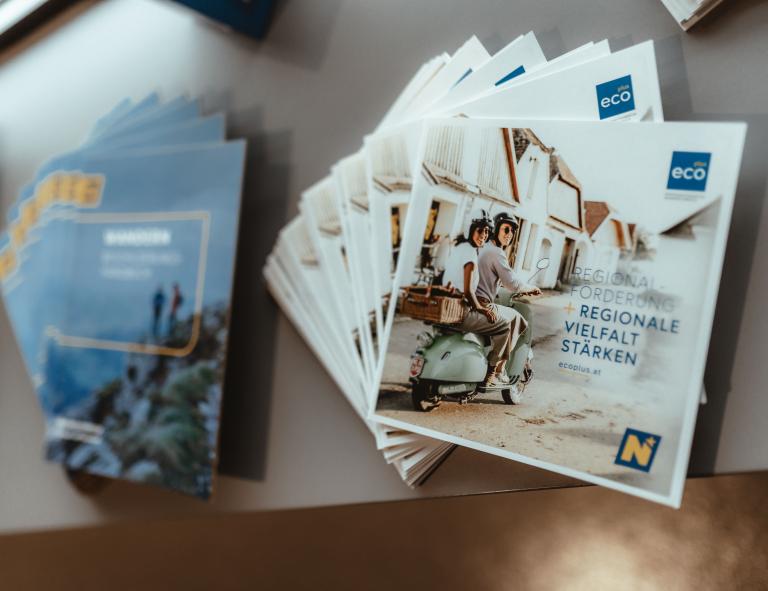 ecoplus Regionalförderungs-Broschüren aufgefächert 
