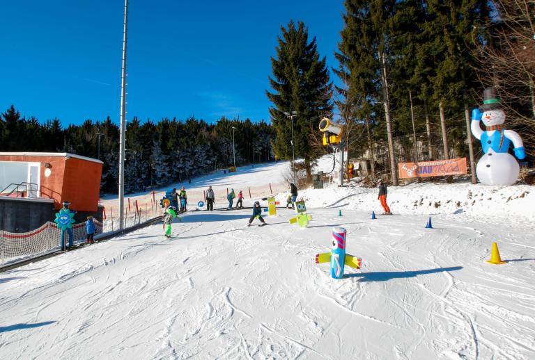 Kinderland am Jauerling mit Zauberteppich und kleinen Figuren im Schnee