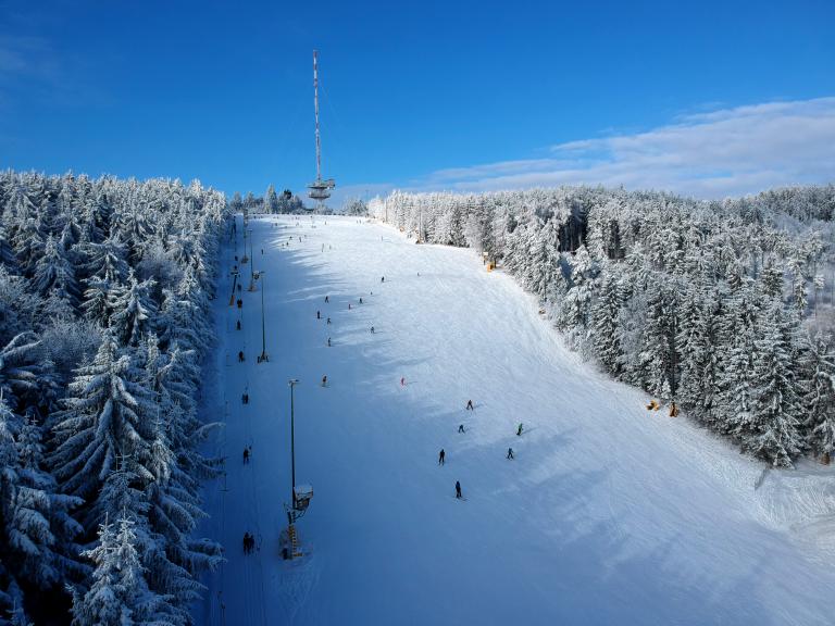 Drohnenaufnahme von Skipiste am Jauerling mit Sender und einigen Skifahrern