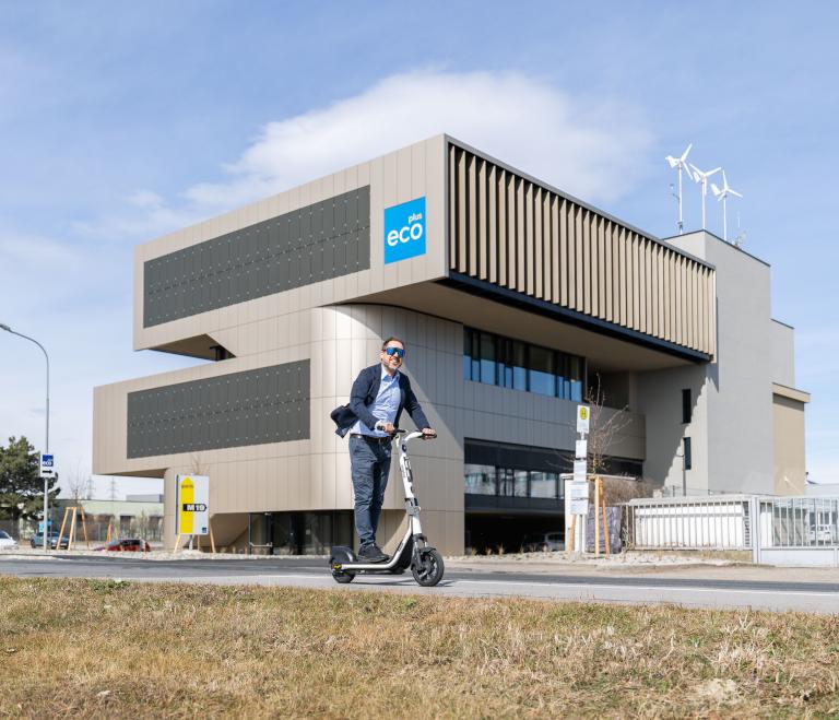 Mann auf E-Scooter