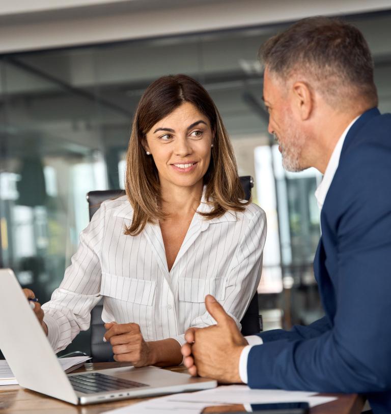 Geschäftliche Gesprächssituation Mann-Frau mit Laptop 