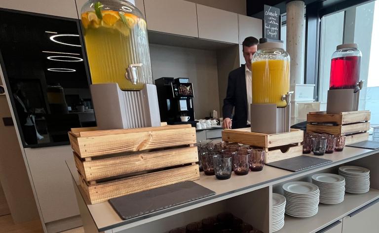 Saftspender und Küchenzeile vom ecoforum