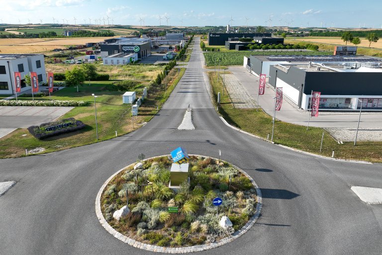 Drohnenansicht von Kreisverkehr und Wirtschaftspark Areal Mistelbach 