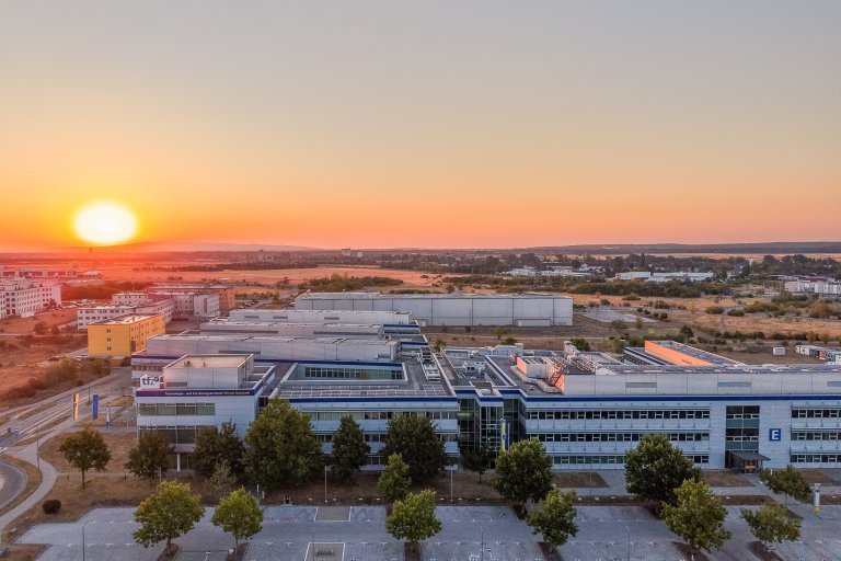 Sonnenaufgang Wiener Neustadt im Vordergrund Gebäudekomplex eines Forschungszentrums