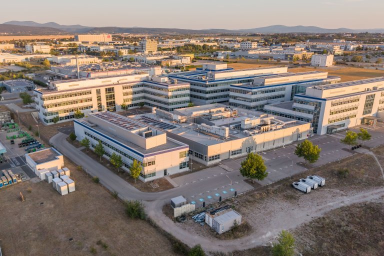 Abendlicht über einem großen Forschungszentrum-Areal in Wiener Neustadt