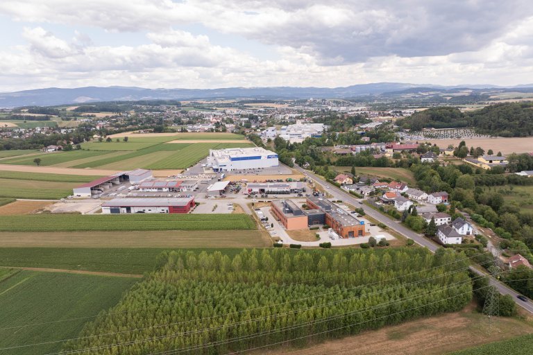 Drohnen-Panoramaansicht von Süden auf Wieselburg mit dem TFZ im VordergrundTechnologie- und Forschungszentrum Wieselburg-Land von Osten