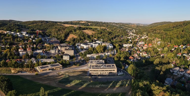 Drohnenansicht Kierlinger Tal bis Klosterneuburg mit dem ISTA im Vordergrund