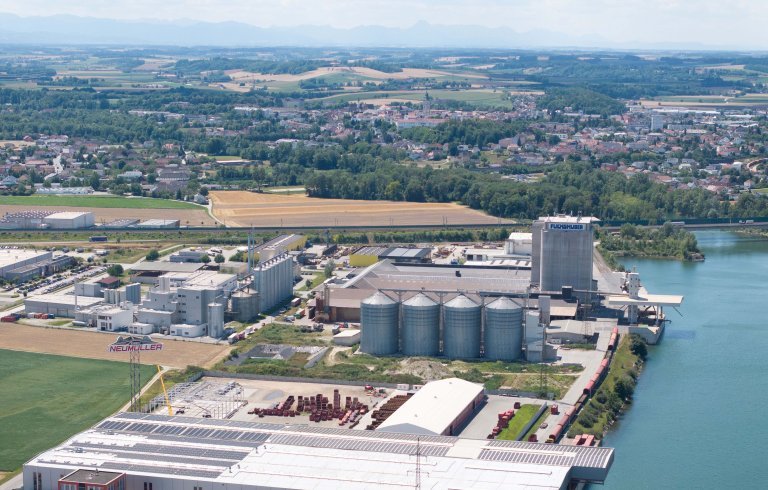 Drohnenansicht Ennshafen mit Hafen, Laderampe und der Stadt Enns