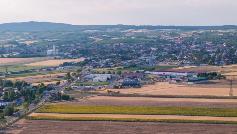 Gelebe Rapsfelder mit Wirtschaftspark Areal und der Stadt Poysdorf im Hintergrund