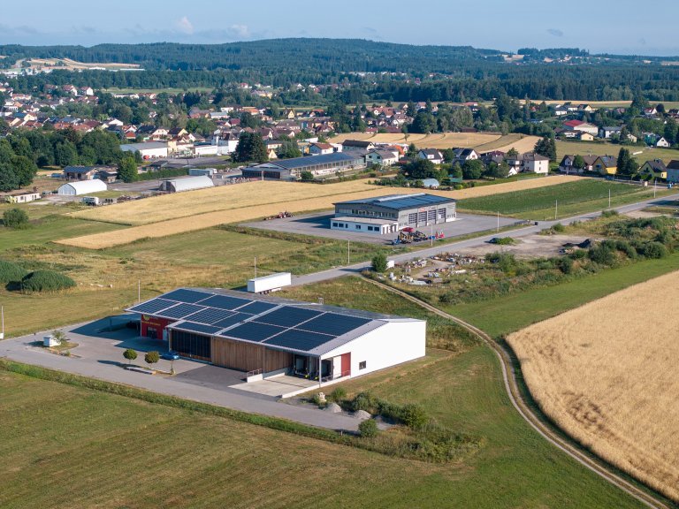 Drohnenaufnahme Wirtschaftspark Schrems mit 2 Unternehmensgebäuden