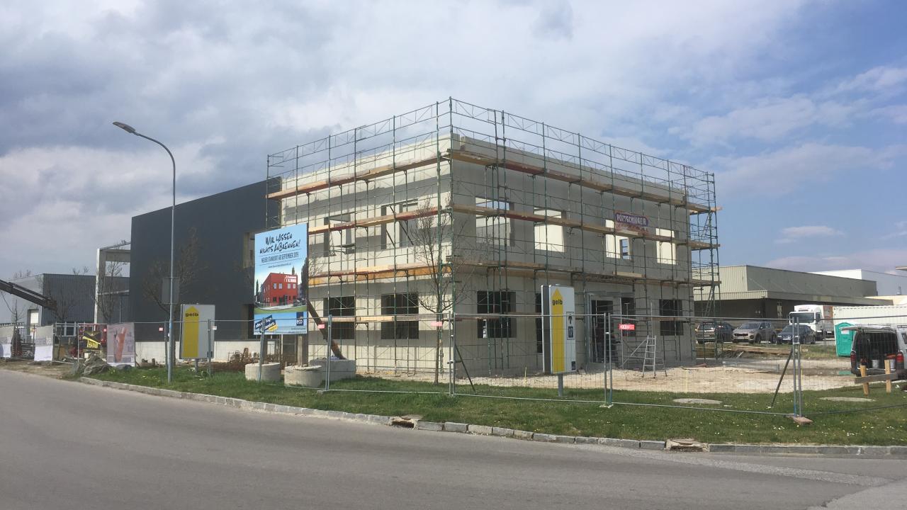 Eingerüstete Baustelle eines ecoplus MIetobjektes