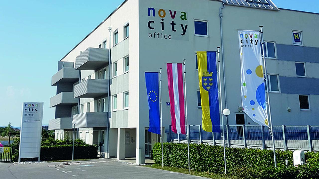 Außenansicht nova city office Gebäude mit Fahnen im Vordergrund