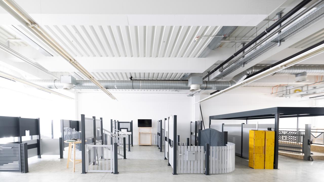 große revitalisierte Halle mit einem Zaun und Türenschaubereich