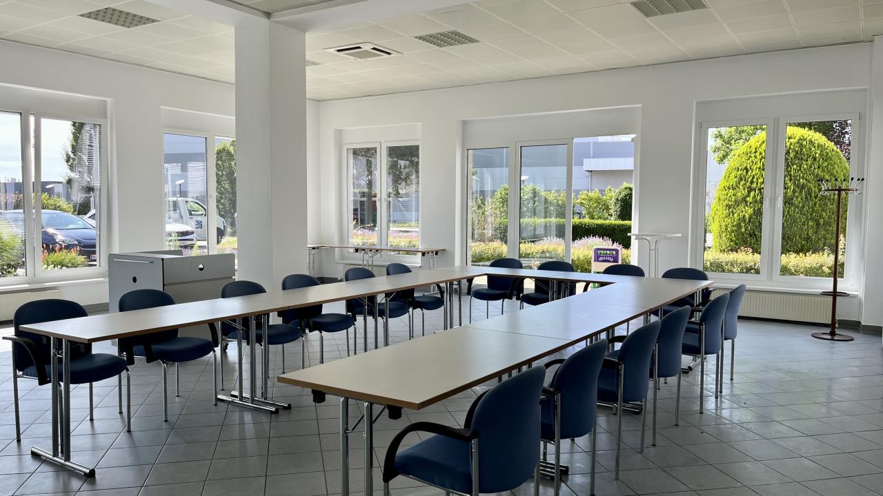 Seminarraum mit vielen Tischen und Stühlen