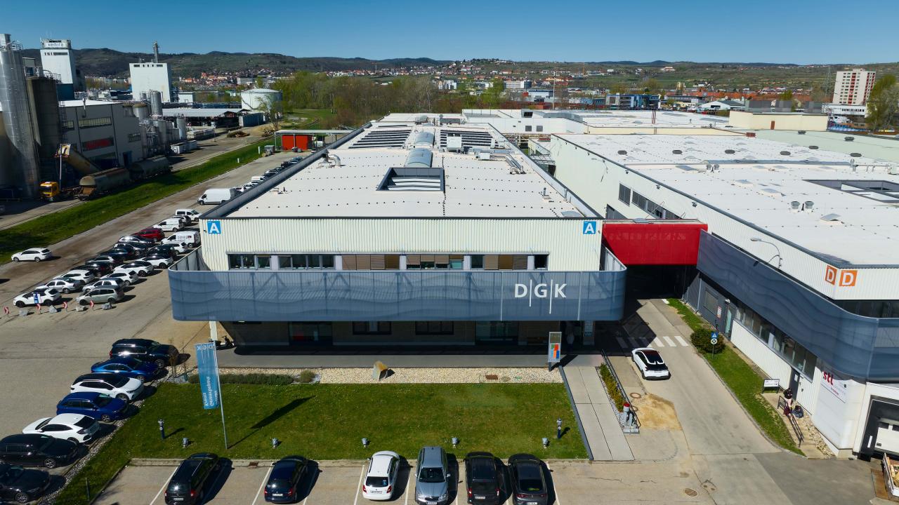 großes Wirtschaftsgebäude per Drohne mit umgebenden Parkplätzen mit Drohne von oben augenommen von Osten mit umgebenden Parkplätzen