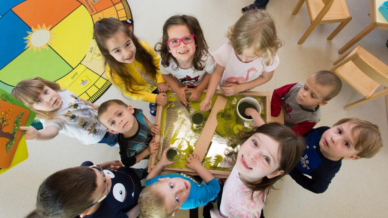 IZIBIZI kids corner mit Kindern beim Experimentieren