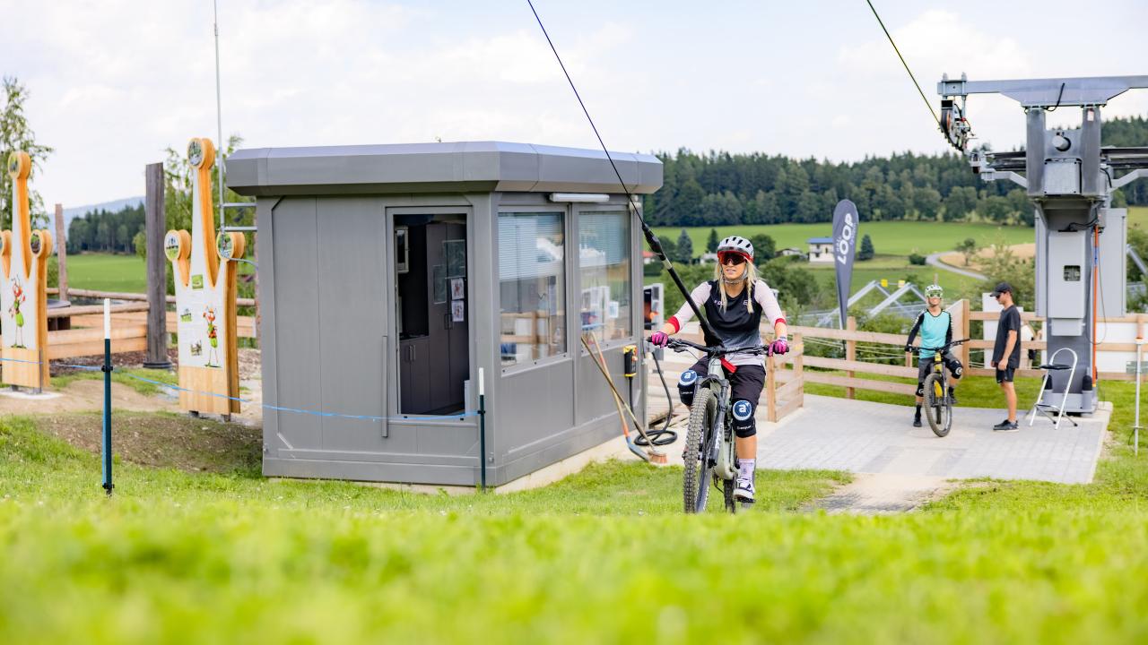 Mountainbiker nutzen die Liftanlage der Wexl-Trails