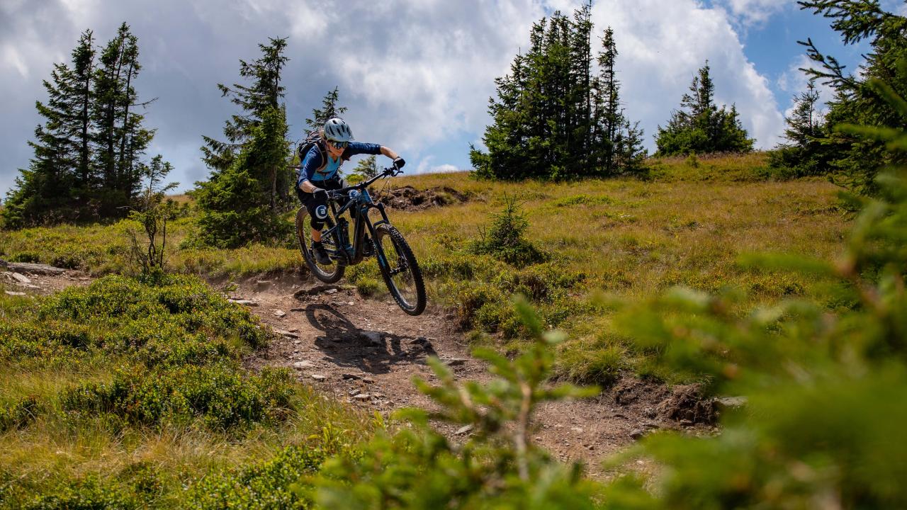 Mountainbikerin springt leicht auf einem Flow-Trail