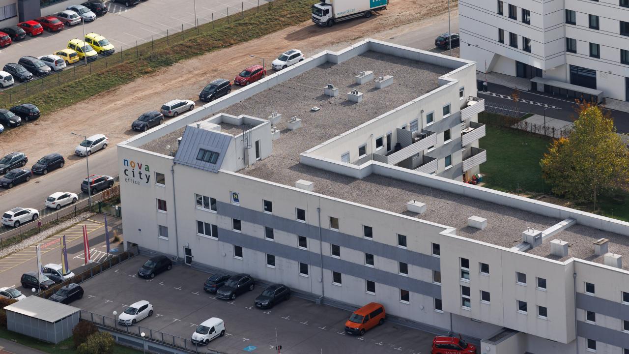 Zoom im Luftbild auf nova city office Schriftzug am Gebäude