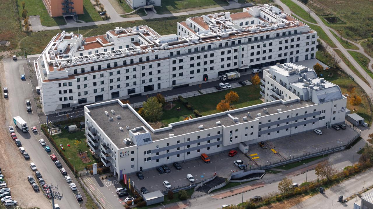 Luftbild des u-förmigen nova city office Gebäudes