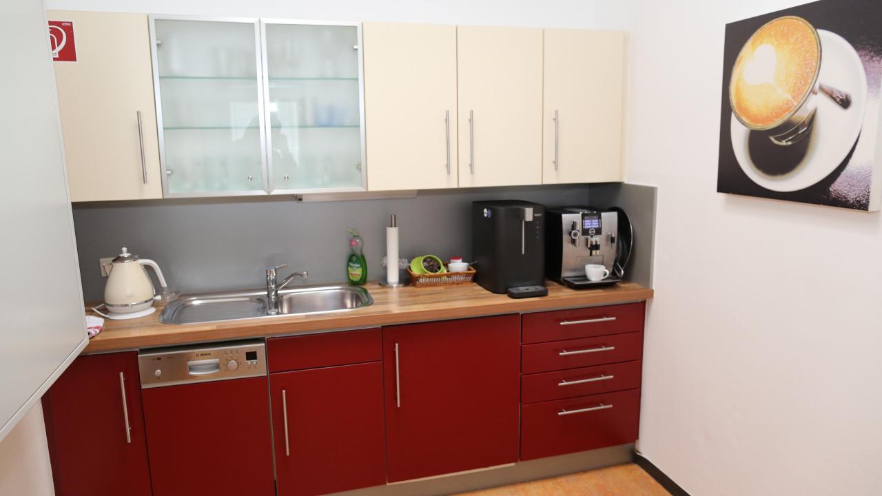 rot-beige Küchenzeile im Mietobjekt M21/I