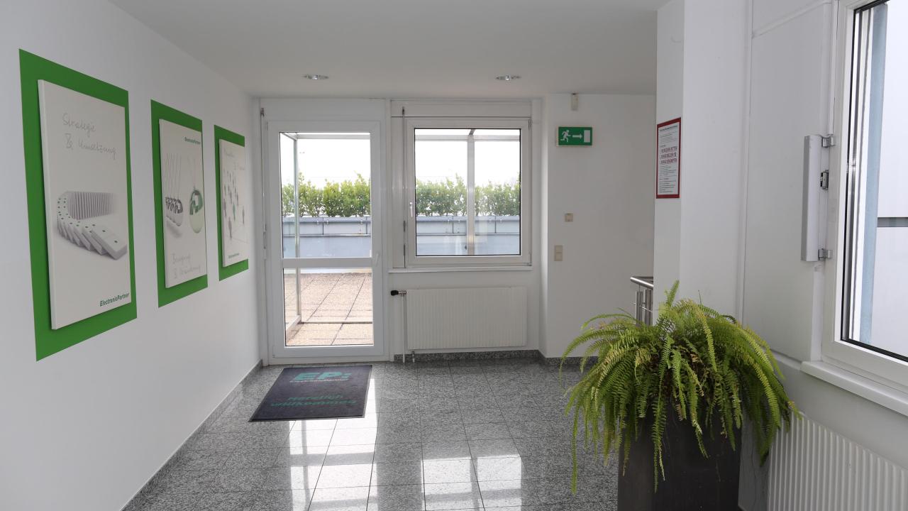 Ausblick auf Terrasse von Mietobjekt M21I im Industriezentrum NÖ-Süd