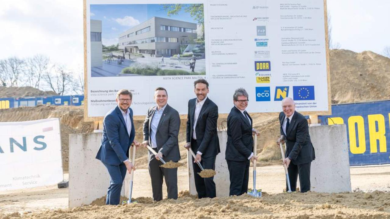 fünf Personen stehen nebeneinander und haben einen Spaten in der Hand