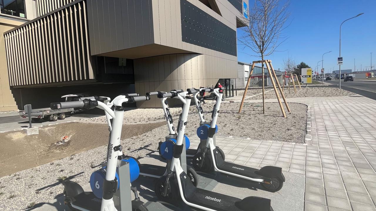 E-Scooter Station vor ecoforum Gebäude