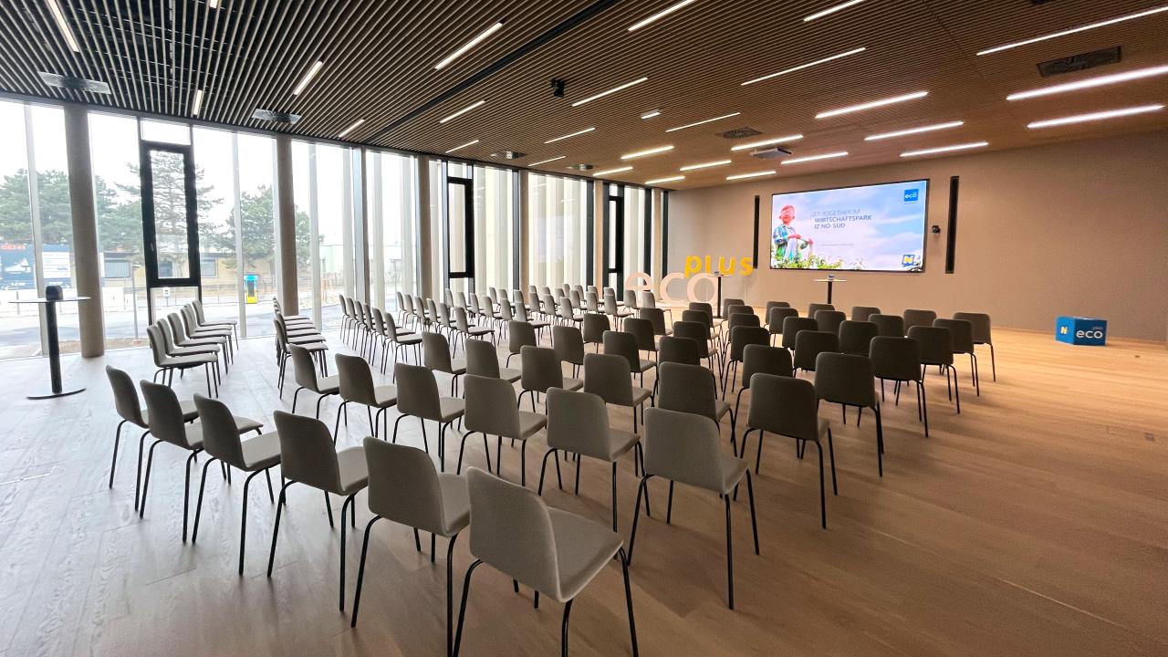 Kinobestuhlung im neuen Seminarraum 2 im ecoforum IZ NÖ-Süd